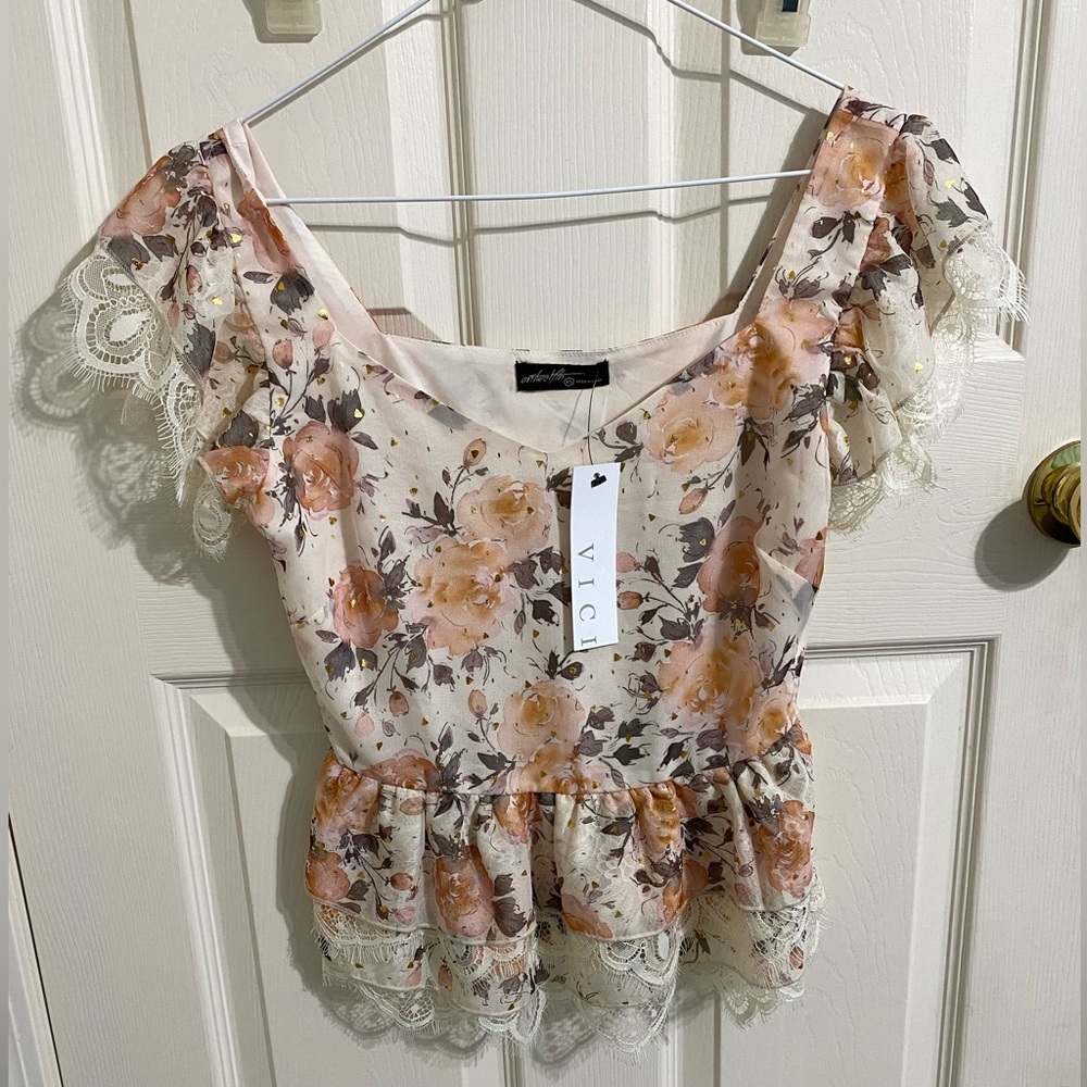 VICI LACE FLORAL PEPLUM TOP Cream Peach Side Zip Sz XS Cap Sleeve